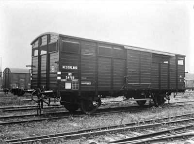807288 Afbeelding van de fabrieksnieuwe gesloten goederenwagen NS 24789 (groentewagen, type CHRKS, serie 24576-24875) ...
